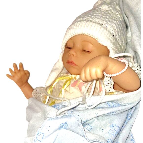 Reborn Baby Doll With 4 Outfits, Diaper, a Beanie & Blanket By Andrea Arcello - Picture 5 of 15